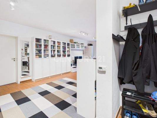 Blick vom Flur in den Wohnbereich