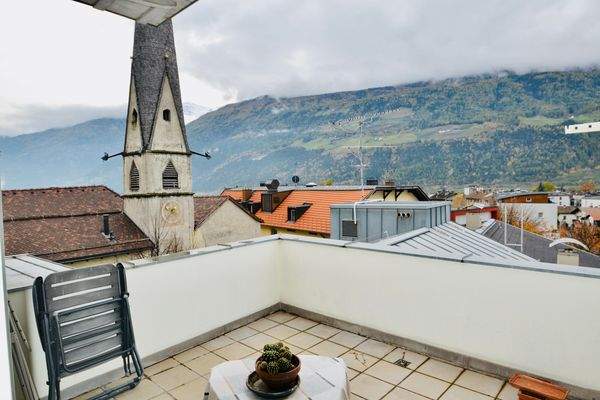 Charmante 3-Zimmer-Dachgeschosswohnung mit Terrasse, Aussicht & Garage – Silandro mansarda con terrazza e garage – attic apartment with terrace, view & garage in central location.