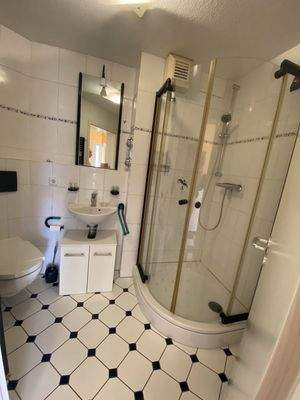 Badezimmer mit Dusche  unten