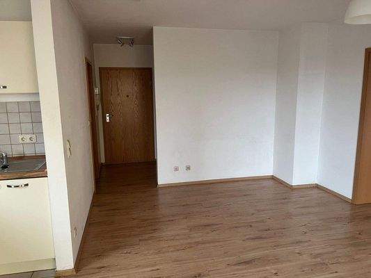 Wohn-/Essbereich mit Blick zum Eingangsflur