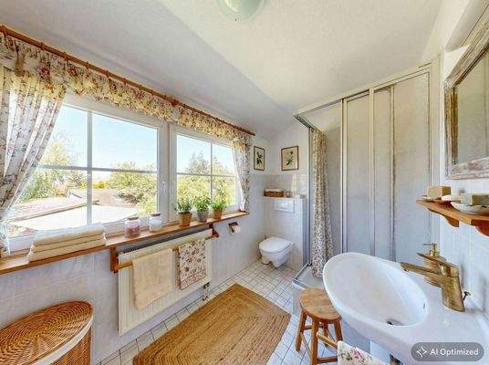 [KI-optimiertes Foto] Tageslicht-Duschbad im Dachgeschoss