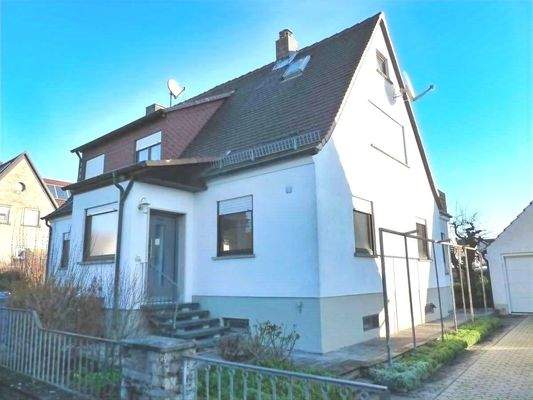 Ansicht des Hauses mit Hof und Eingang