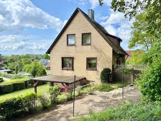 Hausansicht mit kleiner überdachter Terrasse