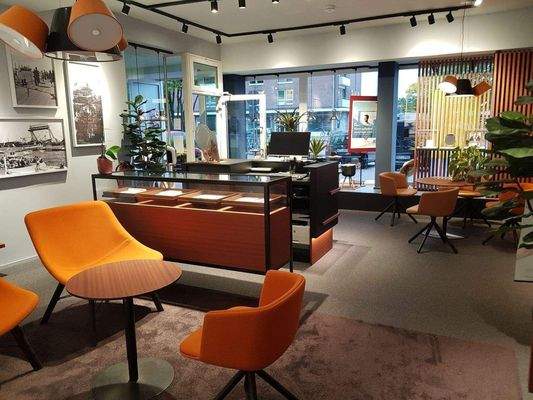 Ladenfläche, Blick zum Schaufenster