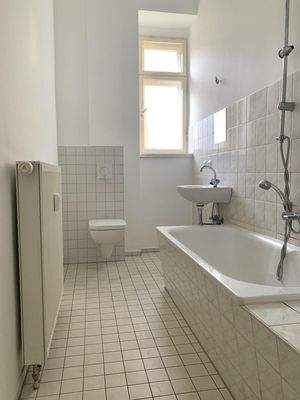 Tageslichtbad mit Wanne