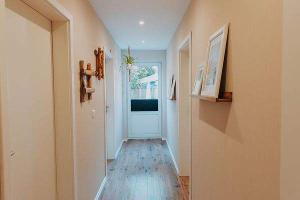 Flur mit Nebenausgang zum Garten