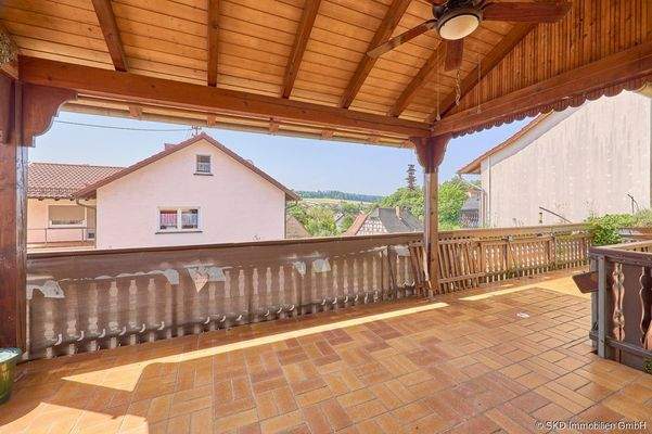 Großer, teilüberdachter Balkon 
