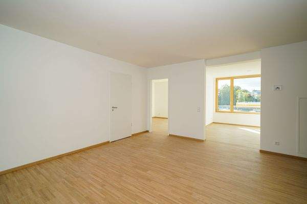 Blick zur halboffenen Küche