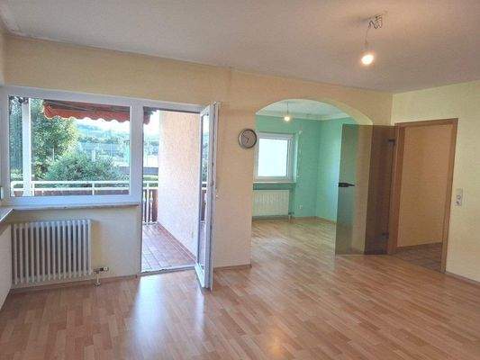 Wohnzimmer mit Ausgang zum Balkon.jpg