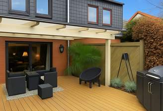 Hinteransicht mit Terrasse