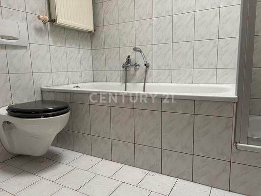 Badezimmer mit Badewanne