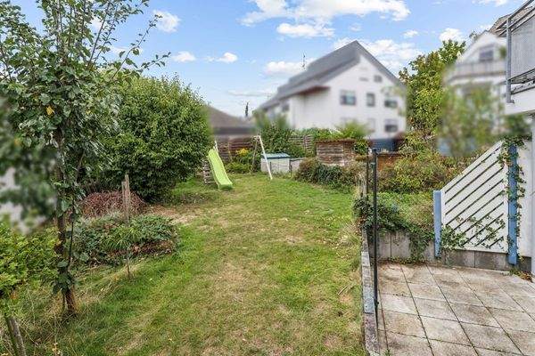 Garten mit Rasenfläche und Spielgeräten 