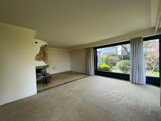 Großzügiges Wohnzimmer mit Kamin