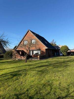 Hausansicht mit Garten (6)