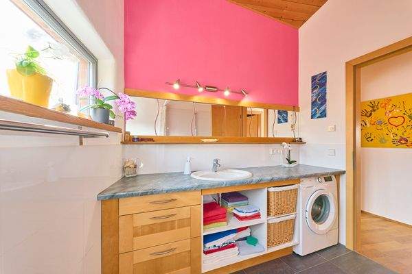 Badezimmer mit Waschmaschine im Obergeschoss