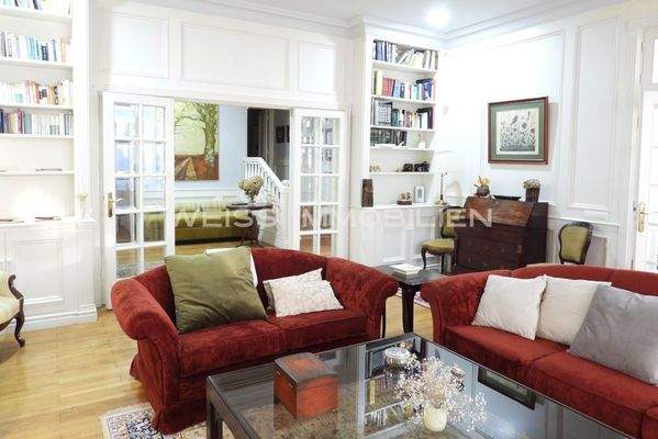 Geräumiges Wohnzimmer