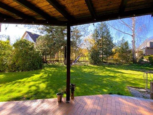 Blick von Terrasse in den Garten