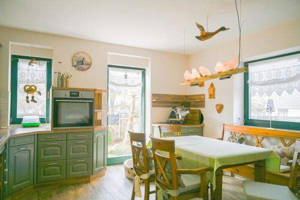 geräumige Küche im Erdgeschoss