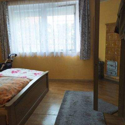 Schlafzimmer mit Kachelofen