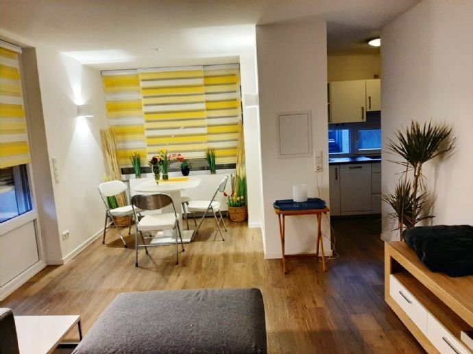 Schöne 2 Zimmer Wohnung / Sky/ Balkon /für 24 Personen/ Garage / frei ab 01.10.2023