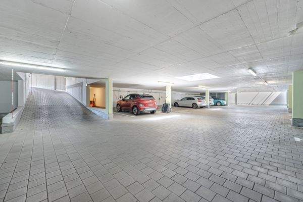 Tiefgarage mit E-Ladesäule