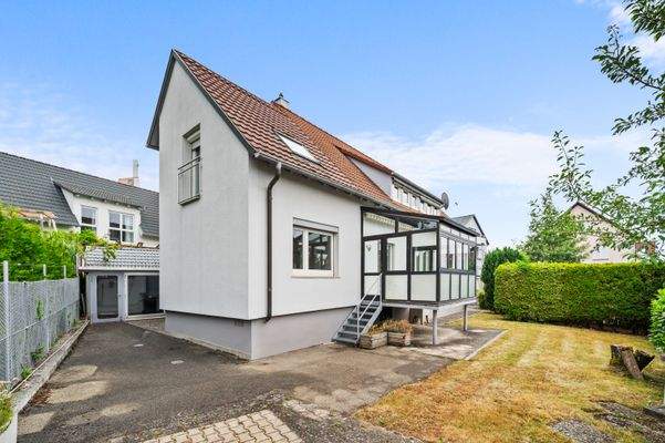 Garten mit Sicht aufs Glashaus 