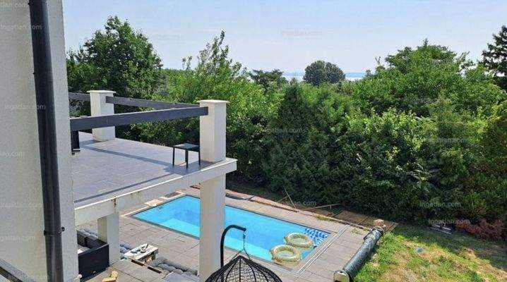  Schwimmbecken + Panorama