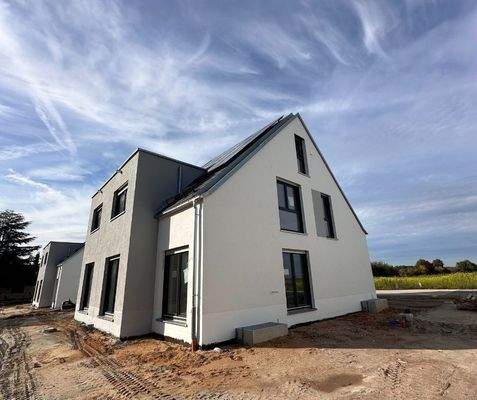 Blick auf grüne Felder, Wiesen &amp; Wald - Okt. 2024