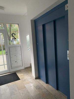 Eingangsbereich mit Aufzug 