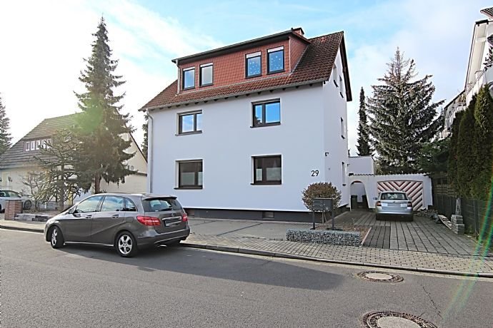 *** GROSSZÜGIGE ETAGEN-WHG. MIT DACHTERRASSE IN ENERGETISCH SANIERTEM 3-FH ***