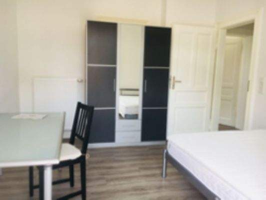 Zimmer mit Kleiderschrank