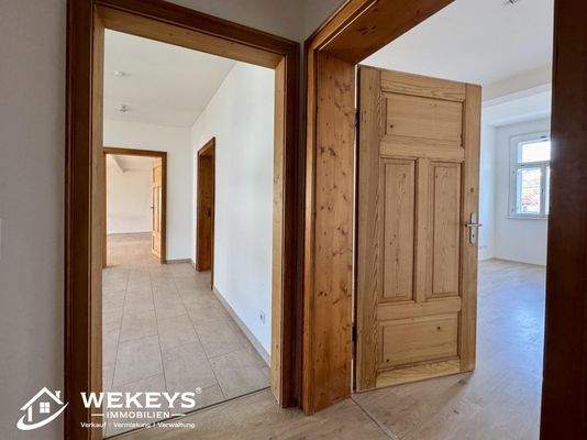 Blick vom Flur in die Küche und Zimmer 1