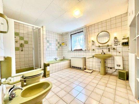 Bad mit Dusche und Wanne