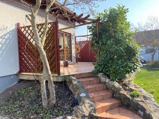 Terrasse (auch vom Wohnzimmer aus zugänglich)