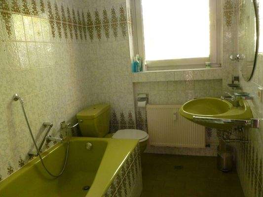 Mit Dusche und Wanne. 