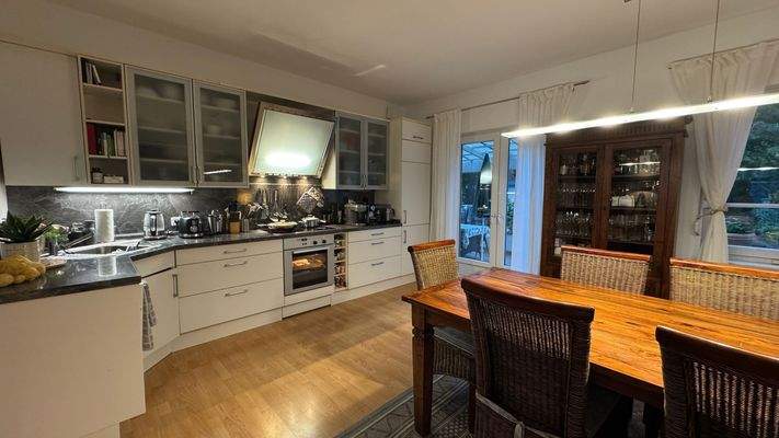 Esszimmer mit Einbauküche