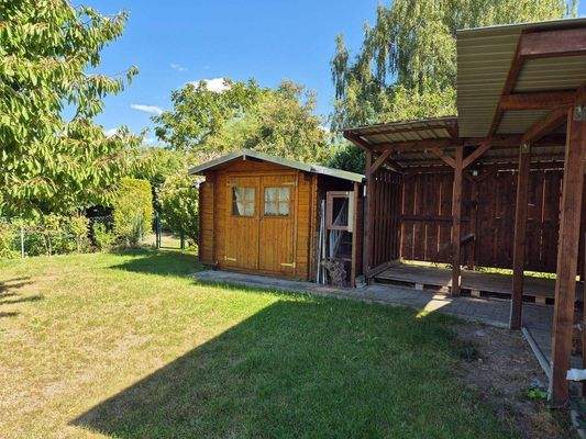 Gartenhaus mit anliegendem Unterstand