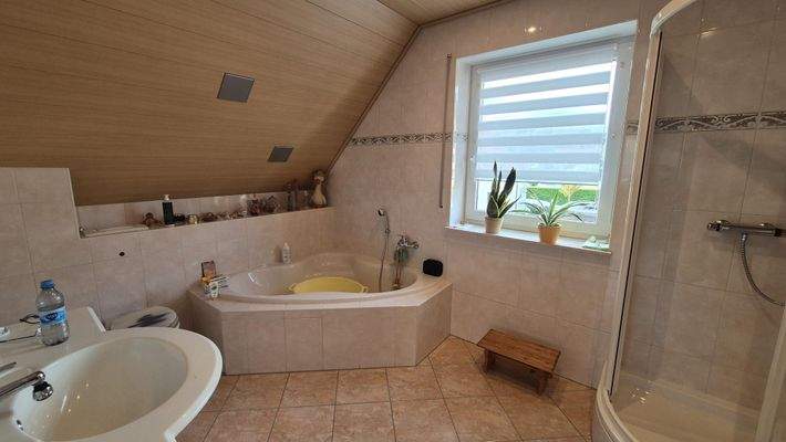 DG - Badezimmer mit Wanne und Dusche