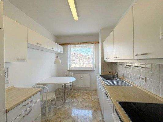 Küche mit Einbauküche und Sitzecke