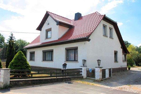 Vorderansicht  mit Einfahrt