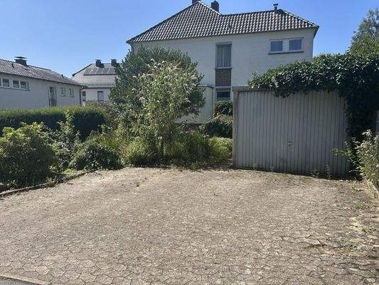 Garage mit Stellplatz