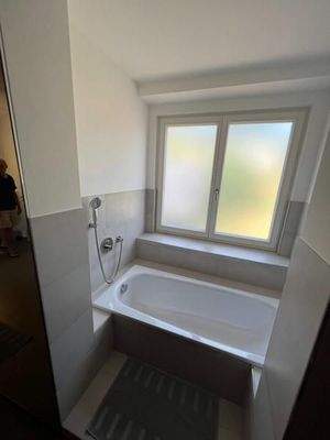 64 OG Bad 2 mit Wanne