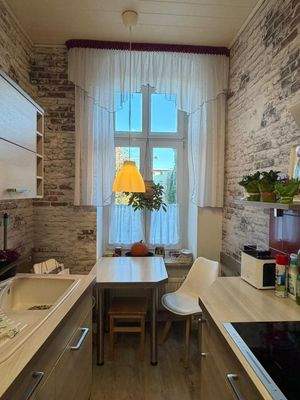 Kleine Küche mit Fenster