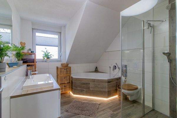 Badezimmer mit Wanne und Dusche im Obergeschoss