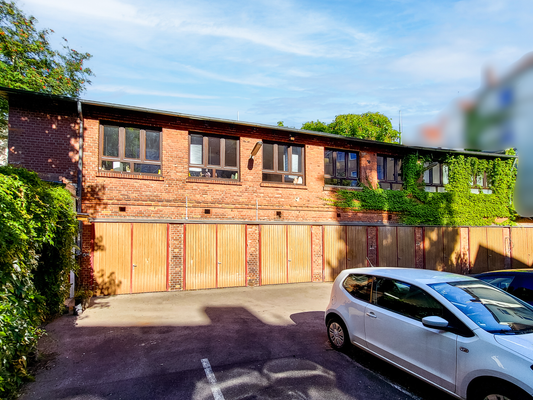 Hofgebäude mit Garagen