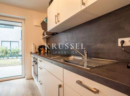 Vom offenen Wohn- und Essbereich aus hat man direkten Zugang zur Terrasse