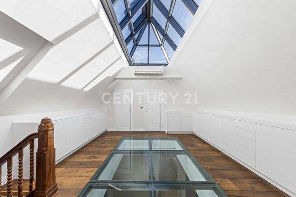 Moderne Galerie-Ebene mit Glasboden