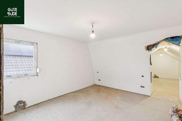 Schlafzimmer mit Zugang zur Ankleide