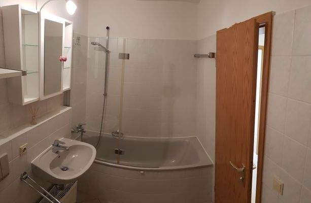 Badewanne und Duschglaswand