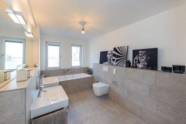 Badezimmer mit Badewanne.jpg